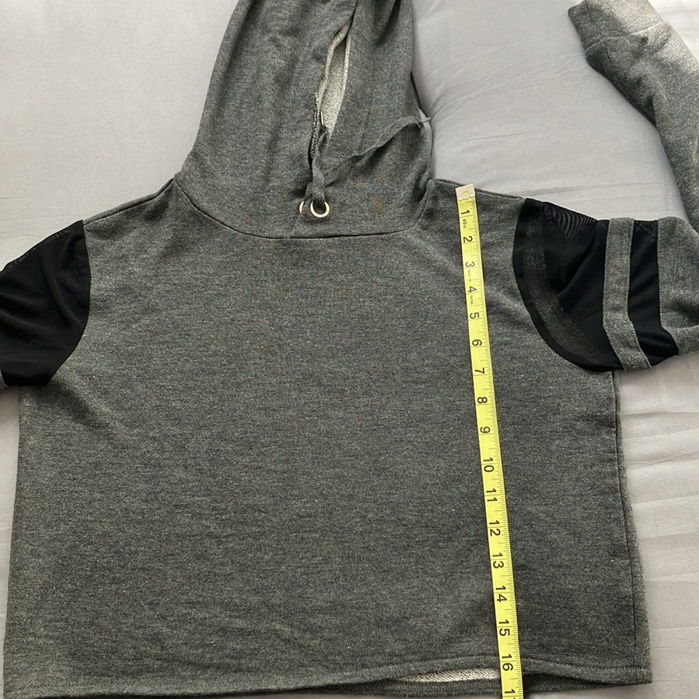 🌸 3/$15 H&M crop top sweater - Picture 5 of 5